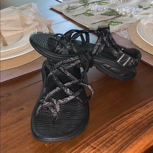 NWOT women’s sz 6 Chaco sandals black multi